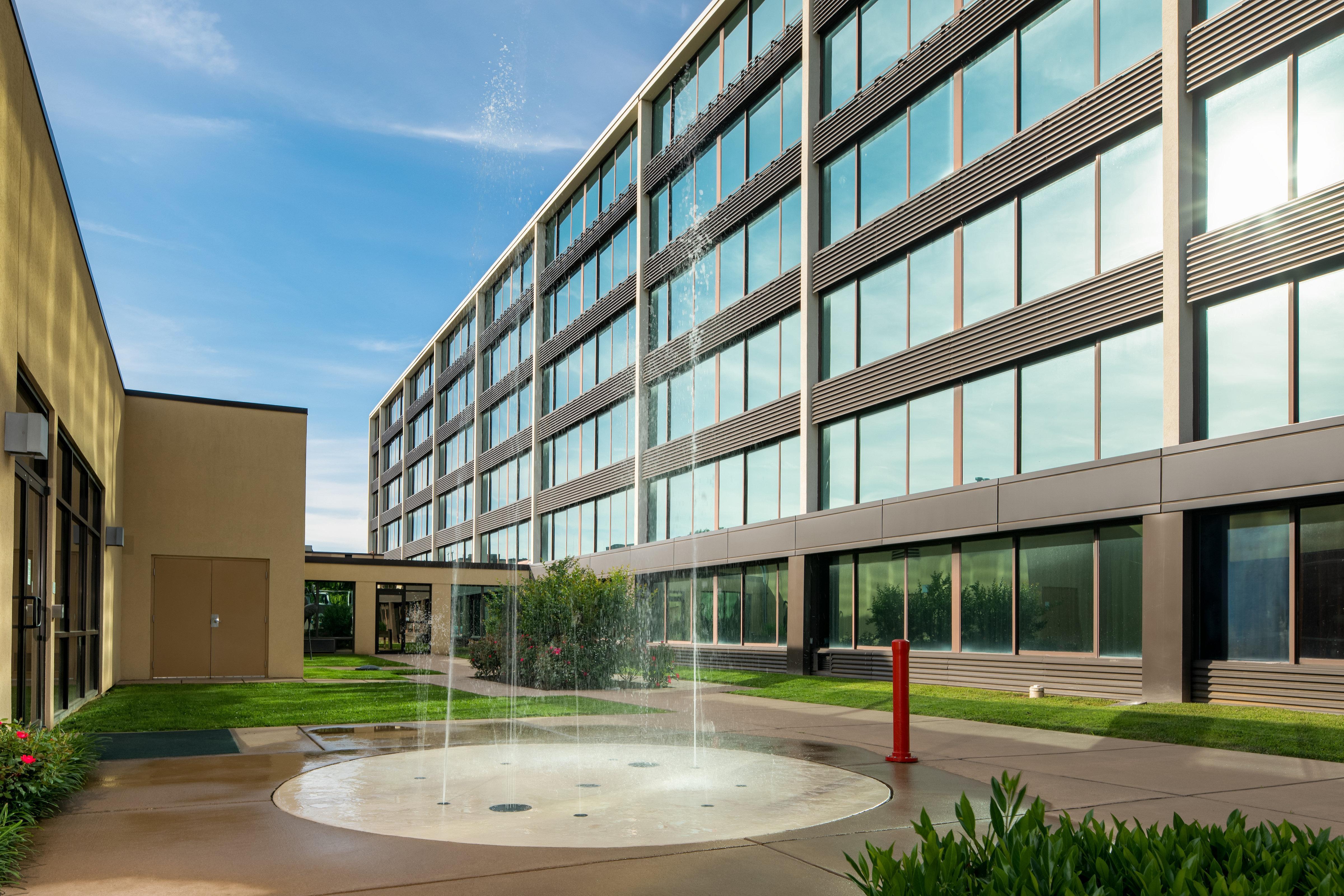 Holiday Inn And Suites Charleston West, An Ihg Hotel Exterior photo